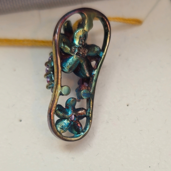 NIB Floral Flip-Flop Pendant with Purple Accents - Picture 4 of 6